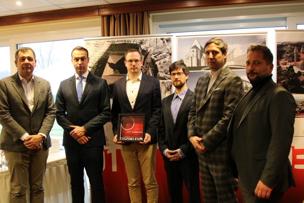Az 1. díjat nyert KÖZTI Zrt. építészei, illetve Lánszki Regő építészeti államtitkár és Horváth László polgármester